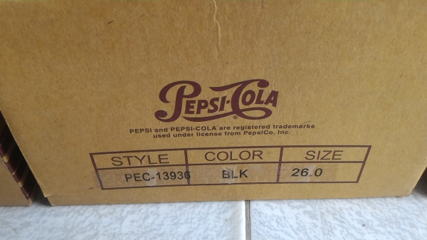 รองเท้าใหม่รูปทรงสวยใส่สบายๆ ใส่ลุยๆ  ยี่ห้อ PEPSI - COLA ระบายอากาศดีไม่อับส่วนพื้นและส่วนสวมเท้าหล่อฉีดเข้าด้วยกันทำให้ทน (มี 50 กล่อง) ตัวรองเท้าเบา แค่ 0.8 กก.