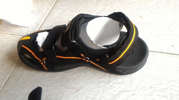 รองเท้าใหม่รูปทรงสวยใส่สบายๆ ใส่ลุยๆ  ยี่ห้อ PEPSI - COLA ระบายอากาศดีไม่อับส่วนพื้นและส่วนสวมเท้าหล่อฉีดเข้าด้วยกันทำให้ทน (มี 50 กล่อง) ตัวรองเท้าเบา แค่ 0.8 กก.