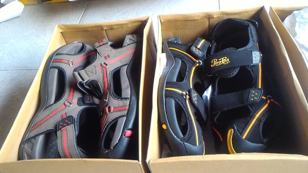 รองเท้าใหม่รูปทรงสวยใส่สบายๆ ใส่ลุยๆ  ยี่ห้อ PEPSI - COLA ระบายอากาศดีไม่อับส่วนพื้นและส่วนสวมเท้าหล่อฉีดเข้าด้วยกันทำให้ทน (มี 50 กล่อง) ตัวรองเท้าเบา แค่ 0.8 กก.