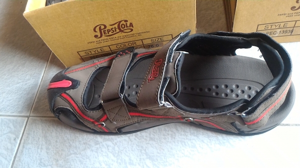 รองเท้าใหม่รูปทรงสวยใส่สบายๆ ใส่ลุยๆ  ยี่ห้อ PEPSI - COLA ระบายอากาศดีไม่อับส่วนพื้นและส่วนสวมเท้าหล่อฉีดเข้าด้วยกันทำให้ทน (มี 50 กล่อง) ตัวรองเท้าเบา แค่ 0.8 กก.