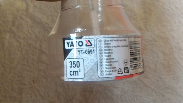 กาหยอดน้ำมันใส่ ยี่ห้อ YATO เป็นแบบมีก้านบีด ก้านหยอดยาวเล็กเข้าถึงที่เล็กๆได้ง่าย  วัสดที่ผลิตชนิด ABS อย่างดี บรรจุน้ำมันได้ 350 cm.