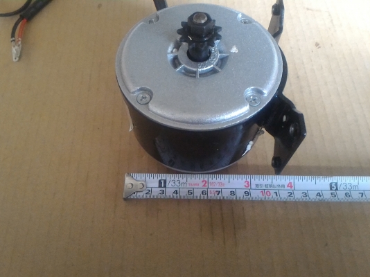 มอเตอร์หมุนขับใช้ไฟ DC  ขนาด 12 - 24 V. ต่อควบคุมความเร็วง่าย หมุน ซ้าย- ขวา ได้ ใช้นำไปขับปั๊มน้ำ , ทำรถ หรือทำงานอื่นๆได้ มีกำลัง 250 W.