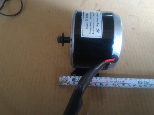 มอเตอร์หมุนขับใช้ไฟ DC  ขนาด 12 - 24 V. ต่อควบคุมความเร็วง่าย หมุน ซ้าย- ขวา ได้ ใช้นำไปขับปั๊มน้ำ , ทำรถ หรือทำงานอื่นๆได้ มีกำลัง 250 W.