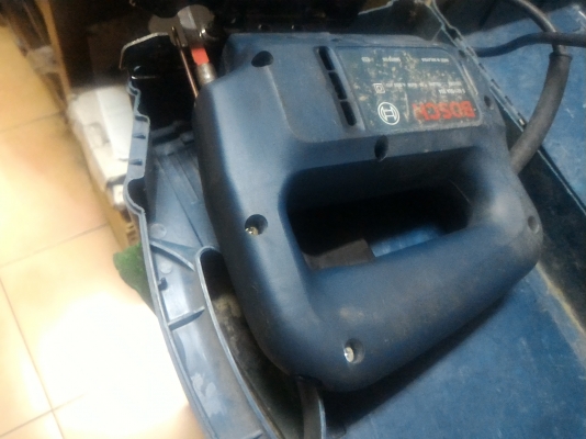 เลื่อยจิ๊กซอร์ไฟฟ้า ยี่ห้อ BOSGH รุ่น GST 54 ขนาดกำลังของมอเตอร์ 400 W.  ทำงานต่อเนื่องได้ดี ใช้ไฟ 220 V. ใบมีดคม