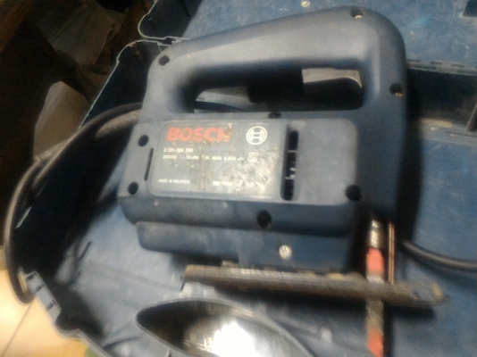 เลื่อยจิ๊กซอร์ไฟฟ้า ยี่ห้อ BOSGH รุ่น GST 54 ขนาดกำลังของมอเตอร์ 400 W.  ทำงานต่อเนื่องได้ดี ใช้ไฟ 220 V. ใบมีดคม