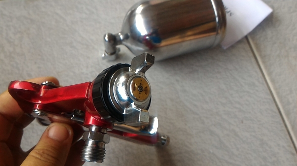 กาพ่นสีแบบบ้อนสีด้านบนของใหม่ยี่ห้อ OSAKA  ปรับปริมาณลม และปริมาณสี ได้จากตัวปืนพ่นเลย ปรับรูปแบบการพ่นของสีให้ออกแนวได้ทั้งแนวตั้งและแนวนอน