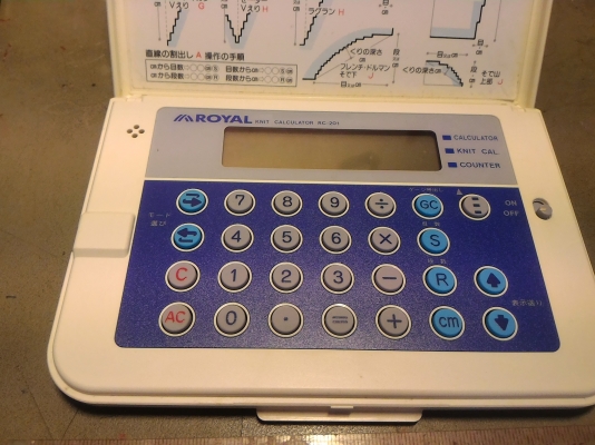 เครื่องคิดคำนวณของช่างตัดเย็บเสื้อ มีหลายรูปแบบให้เลือกใช้ เป็นเครื่องคิดเลขทั่วไป และคำนวณการตัดแบบเสื้อ