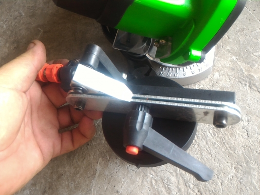 เครื่องเจียร์แต่งลับคมเลื่อยโซ่ แบบมีรางช่วยจับยึด ปรับองศาการเจียร์แต่งได้ตามต้องการ ใช้ไฟ 220 V. ทำงานได้เร็ว องศาคมเลื่อยจะเหมือนๆกัน