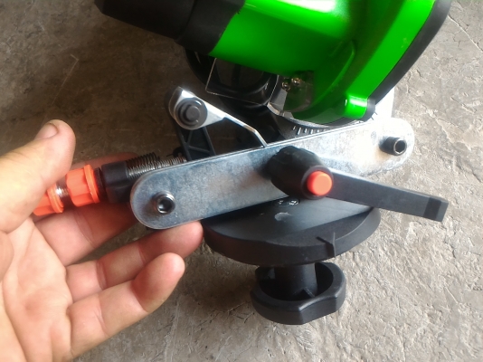 เครื่องเจียร์แต่งลับคมเลื่อยโซ่ แบบมีรางช่วยจับยึด ปรับองศาการเจียร์แต่งได้ตามต้องการ ใช้ไฟ 220 V. ทำงานได้เร็ว องศาคมเลื่อยจะเหมือนๆกัน