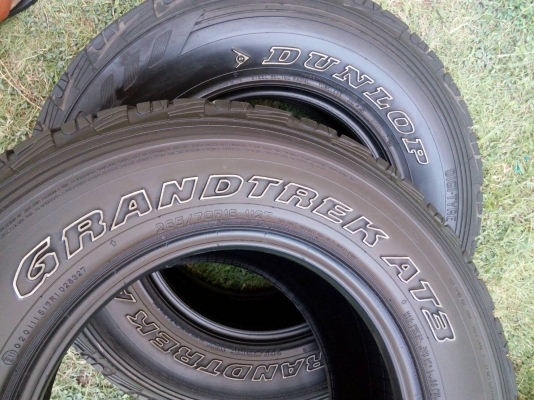 265/70R16 DUNLOP GRANDTREK  A/T3  ตัวหนังสือขาว ปีใหม่ 2015 ไม่มีปะ  มี 2 เส้น tel.081-427-3941 ไอดีไลน์ 0814273941