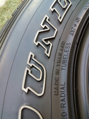 265/70R16 DUNLOP GRANDTREK  A/T3  ตัวหนังสือขาว ปีใหม่ 2015 ไม่มีปะ  มี 2 เส้น tel.081-427-3941 ไอดีไลน์ 0814273941