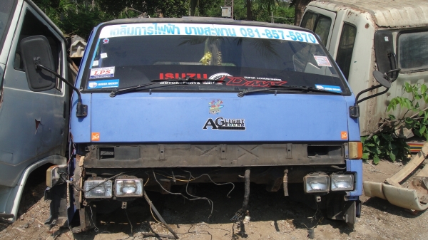 หัว NPR สวยๆ ขาหน้า-หลัง กันชน ของครบ ยกใส่รถได้เลย หัว NPR สวยๆ ขาหน้า-หลัง กันชน ของครบ ยกใส่รถได้เลย