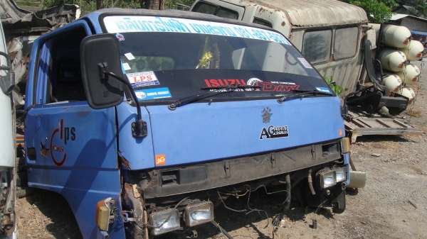 หัว NPR สวยๆ ขาหน้า-หลัง กันชน ของครบ ยกใส่รถได้เลย