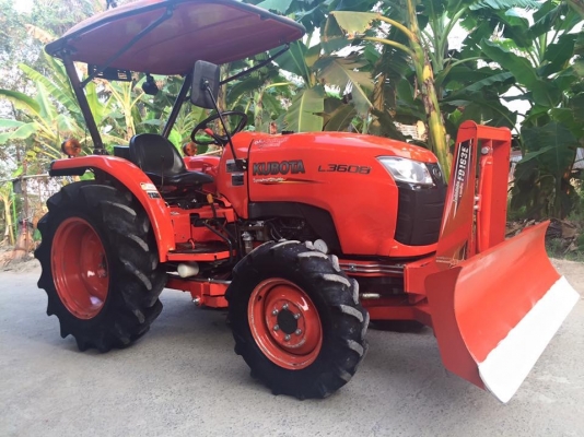 ขายรถไถคูโบต้า L3608(4WD)2เพลา ขายพร้อมอุปกรณ์ชุดใบมีดดันดินหน้าและโลเตอร์รีจอบหมุน รถสวย ใช้งาน 488 ชม. ราคา 298,000 บาท สนใจโทร 081-9136451 หรือ ขอดูรูปได้ทาง line:bow6451 ค่ะ #บริการจัดส่งฟรีทั่วประเทศ