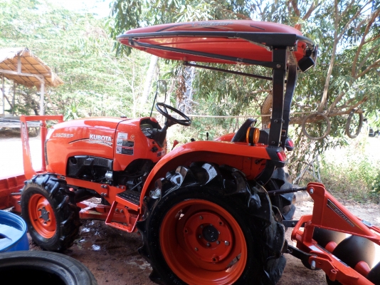 ขายรถไถ KUBOTA L3608SP 4WD รุ่นใหม่สเปเชียลเกียร์ท็อกสภาพเดิมๆใช้งานน้อยมากแค่ 531ชั่วโมง มีอุปกรณ์3ชิ้น ใบมีดันหน้า+ผานหลังสภาพใหม่แทบไม่ได้ใช้งาน+โลตาลี่ตีดิน เจ้าของทำงานเป็นหมออยู่โรงพยาบาลรถใช้งานน้อยไม่มีเวลาขับจอดไว้เฉยๆเลยอยากขายออก เครื่องดีพร้อม