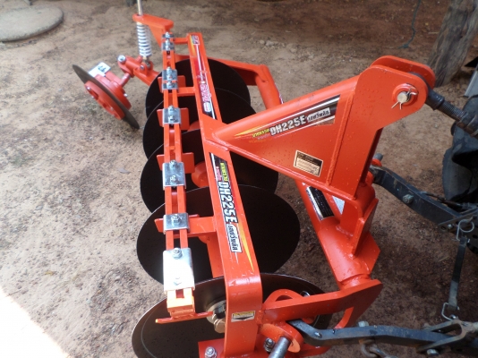 ขายรถไถ KUBOTA L3608SP 4WD รุ่นใหม่สเปเชียลเกียร์ท็อกสภาพเดิมๆใช้งานน้อยมากแค่ 531ชั่วโมง มีอุปกรณ์3ชิ้น ใบมีดันหน้า+ผานหลังสภาพใหม่แทบไม่ได้ใช้งาน+โลตาลี่ตีดิน เจ้าของทำงานเป็นหมออยู่โรงพยาบาลรถใช้งานน้อยไม่มีเวลาขับจอดไว้เฉยๆเลยอยากขายออก เครื่องดีพร้อม