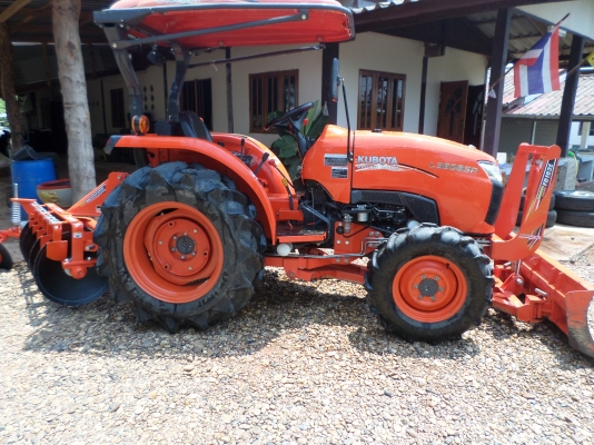 ขายรถไถ KUBOTA L3608SP 4WD รุ่นใหม่สเปเชียลเกียร์ท็อกสภาพเดิมๆใช้งานน้อยมากแค่ 531ชั่วโมง มีอุปกรณ์3ชิ้น ใบมีดันหน้า+ผานหลังสภาพใหม่แทบไม่ได้ใช้งาน+โลตาลี่ตีดิน เจ้าของทำงานเป็นหมออยู่โรงพยาบาลรถใช้งานน้อยไม่มีเวลาขับจอดไว้เฉยๆเลยอยากขายออก เครื่องดีพร้อม