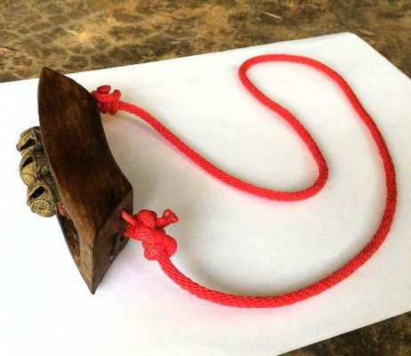 กระโล๊ก กระฮอก หรือที่แขวนคอสัตว์ไม้เก่า แกะสลักมือ เนื้อไม้สวยธรรมชาติ กระพรวนทองเหลืองแท้แฮนด์เมดหล่อโบราณ มีหนึ่งเดียว