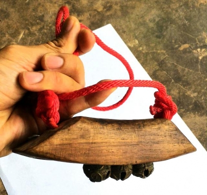 กระโล๊ก กระฮอก หรือที่แขวนคอสัตว์ไม้เก่า แกะสลักมือ เนื้อไม้สวยธรรมชาติ กระพรวนทองเหลืองแท้แฮนด์เมดหล่อโบราณ มีหนึ่งเดียว