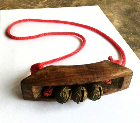 กระโล๊ก กระฮอก หรือที่แขวนคอสัตว์ไม้เก่า แกะสลักมือ เนื้อไม้สวยธรรมชาติ กระพรวนทองเหลืองแท้แฮนด์เมดหล่อโบราณ มีหนึ่งเดียว