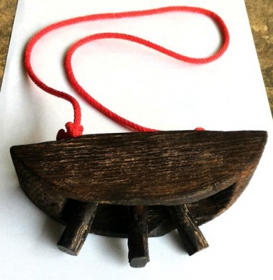 กระโล๊ก กระฮอก หรือที่แขวนคอสัตว์ไม้เก่า ตัวที่1 แกะสลักมือ เนื้อไม้พิเศษๆ หายากแล้วนะครับ