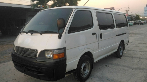 รถตู้โตโยต้า HIACE