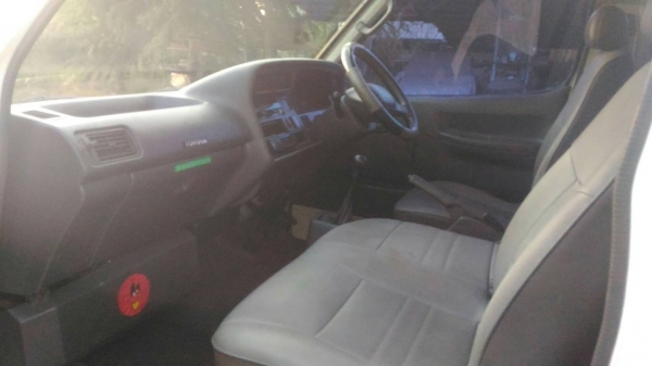 รถตู้โตโยต้า HIACE