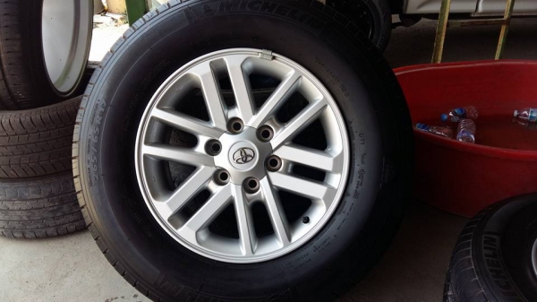 ขายล้อแม็ก vigo/fortuner 17" ยางปี15  สนใจติดต่อ ตาเล็ก ล้อและยางครับ 081-3747940