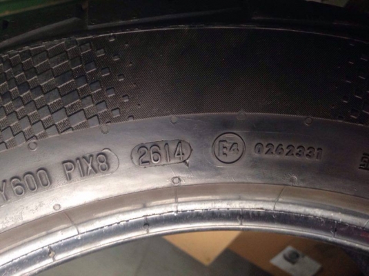 ยาง Continental 225-55-17 ปี 14 ครบชุด 4 เส้น 6000  ตุ่มหน้ายางยังมีสวยๆไม่มีปะไม่บวมดอกเต็มๆยางเหลือเยอะวิ่งใด้อีกนานค่ะ