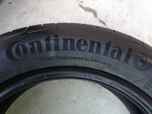 ยาง Continental 225-55-17 ปี 14 ครบชุด 4 เส้น 6000  ตุ่มหน้ายางยังมีสวยๆไม่มีปะไม่บวมดอกเต็มๆยางเหลือเยอะวิ่งใด้อีกนานค่ะ
