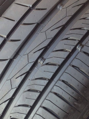 ยาง Continental 225-55-17 ปี 14 ครบชุด 4 เส้น 6000  ตุ่มหน้ายางยังมีสวยๆไม่มีปะไม่บวมดอกเต็มๆยางเหลือเยอะวิ่งใด้อีกนานค่ะ