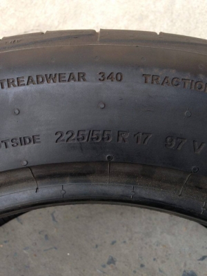 ยาง Continental 225-55-17 ปี 14 ครบชุด 4 เส้น 6000  ตุ่มหน้ายางยังมีสวยๆไม่มีปะไม่บวมดอกเต็มๆยางเหลือเยอะวิ่งใด้อีกนานค่ะ