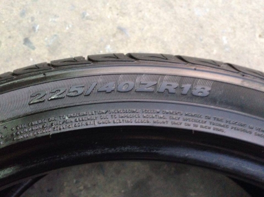 ยาง ROADSTONE 225-45-18 ปี 13 2 เส้น 2500  สภาพสวยๆไม่มีปะไม่บวม ดอกยางเหลือเยอะวิ่งใช้งานใด้อีกนานค่ะ