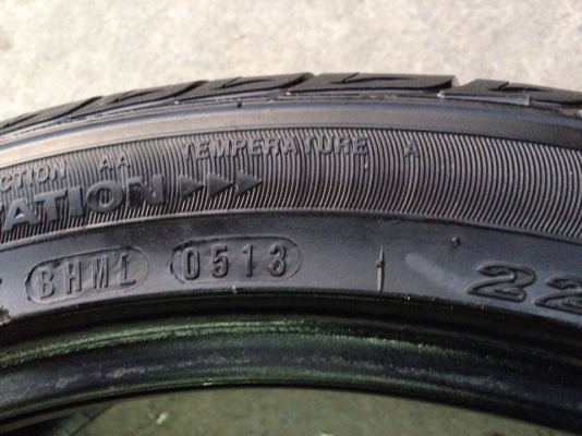 ยาง ROADSTONE 225-45-18 ปี 13 2 เส้น 2500  สภาพสวยๆไม่มีปะไม่บวม ดอกยางเหลือเยอะวิ่งใช้งานใด้อีกนานค่ะ