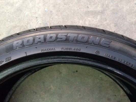ยาง ROADSTONE 225-45-18 ปี 13 2 เส้น 2500  สภาพสวยๆไม่มีปะไม่บวม ดอกยางเหลือเยอะวิ่งใช้งานใด้อีกนานค่ะ