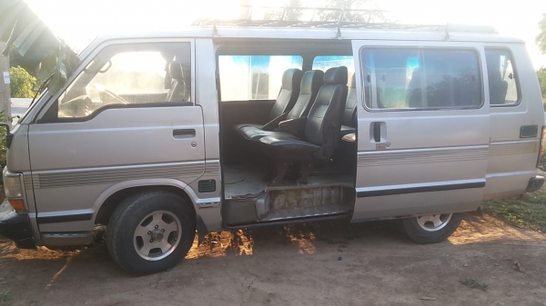 ขายรถตู้โตโยต้าไฮเอทเครื่องดีเซลพวงมาลัยธรรมดาครับ