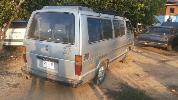 ขายรถตู้โตโยต้าไฮเอทเครื่องดีเซลพวงมาลัยธรรมดาครับ