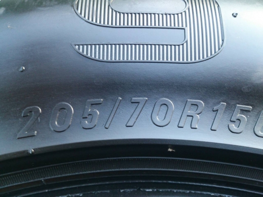 ขายยาง MAXXIS 205/70R15  ยางาสัปดาห์ที่34ปี15 ดอกยางหนาเต็มสดไม่แตกลายไม่ร้าวไม่มีปะสวยๆ จำนวน 1 ชุด