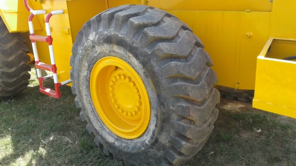 ขายด่วนรถตัก850เอวออ่นรถสวยพร้อมใช้งานมีเล่มทะเทียน ขายด่วนรถตัก850เอวออ่นรถสวยพร้อมใช้งานมีเล่มทะเทียน