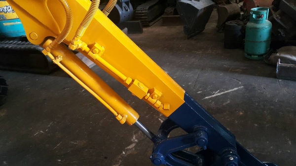 ขาย รถขุด KOMATSU รุ่น PC20-6- มือสองญี่ปุ่น แทรกเหล็ก สลักแน่น มีไลน์ใส่กระแทก มือถือ/LINE ID : 0818753444