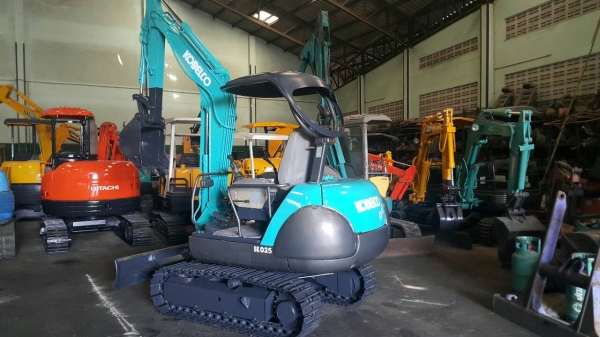 ขาย รถขุด KOBELCO รุ่น SK025 มือสองญี่ปุ่น แทรกเหล็ก พร้อมไลน์ ใส่หัวกระแทกได้ ปั้มนิ้ว คอนโทรลสั้น ทำงานไว มือถือ/LINE ID : 0818753444