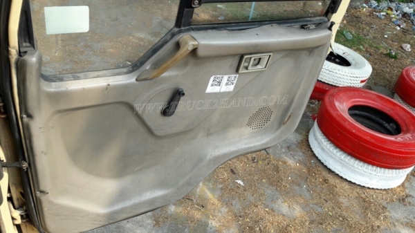 รถมิตซูบิชิ พื้นเรียบ 220 แรงม้า จดทะเบียนปี 2546 กระบะยาว 7.20 เมตร