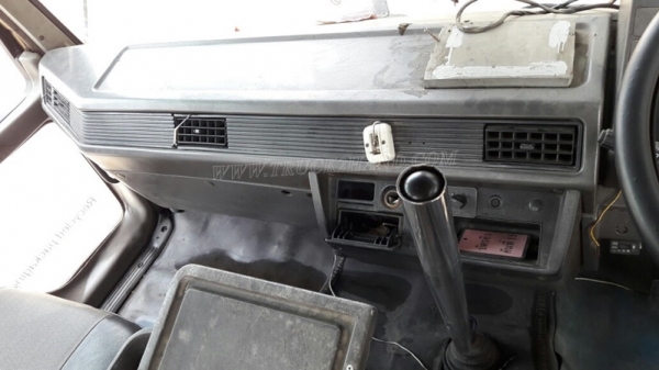 รถมิตซูบิชิ พื้นเรียบ 220 แรงม้า จดทะเบียนปี 2546 กระบะยาว 7.20 เมตร