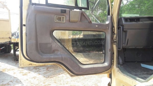 รถมิตซูบิชิพื้นเรียบ 220 แรงม้า จดทะเบียนเมื่อ 2546