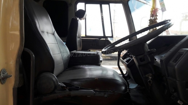 รถมิตซูบิชิพื้นเรียบ 220 แรงม้า จดทะเบียนเมื่อ 2546