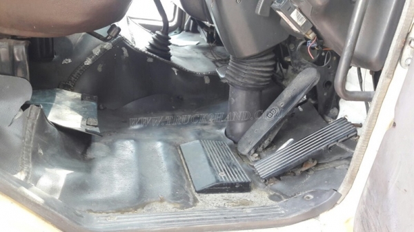 รถมิตซูบิชิพื้นเรียบ 220 แรงม้า จดทะเบียนเมื่อ 2546