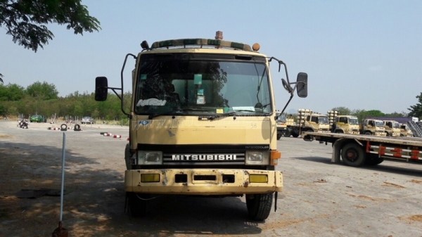 รถมิตซูบิชิพื้นเรียบ 220 แรงม้า จดทะเบียนเมื่อ 2546