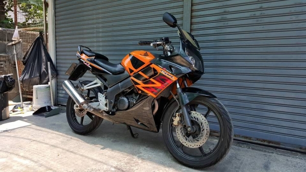 ขออนุญาติขาย HONDA CBR 150R รุ่น NEW TOP ล้อแม็กแท้ศูนย์ สตาร์ทมือ โอนฟรี