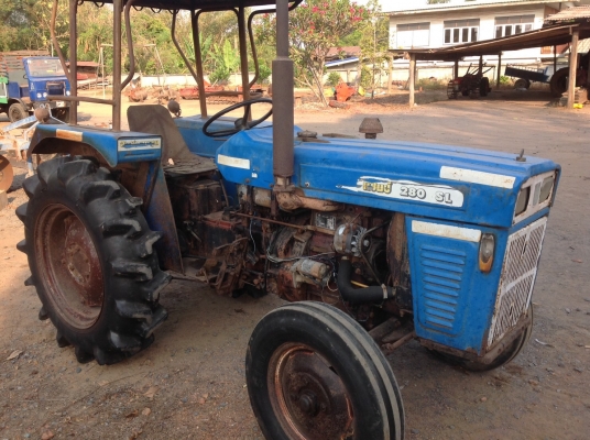 แทรกเตอร์แชมป์. 28 แรง. สภาพเดิมๆทั้งคัน. ใช้งานได้เลย