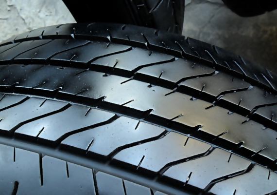 ยาง17 ดันล็อป215-55-17ลงพื้นปี14 (4เส้น2,800)